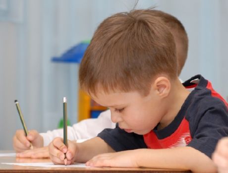 Hur man lär ett barn att skriva är ett problem för många unga föräldrar
